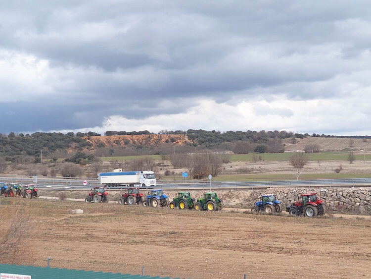 Los profesionales del campo vuelven a movilizarse, contra la "competencia desleal" de Mercosur 1 Tractores circulando por el camino paralelo de incorporación a la SG-205. / M.A. ARRIBAS