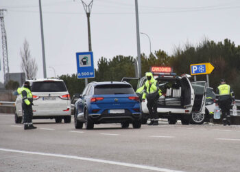 Agentes de la Guardia Civil de Tráfico limitan el paso de camiones a la A-1, en Boceguillas. / A.M.