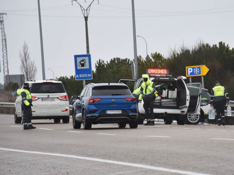 Agentes de la Guardia Civil de Tráfico limitan el paso de camiones a la A-1, en Boceguillas. / A.M.