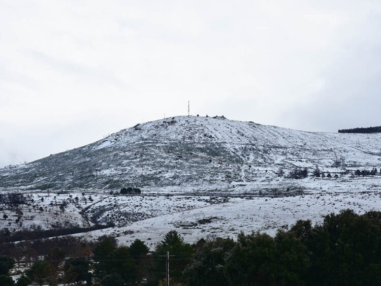 La Aemet activa la alerta amarilla por nevadas en la provincia de Segovia 1 Nieve en la vertiente segoviana de la Sierra de Guadarrama. / A.M.