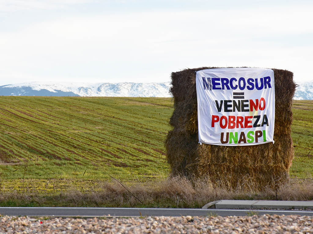 Los profesionales del campo vuelven a movilizarse, contra la "competencia desleal" de Mercosur 3 Reivindicación de UNASPI, en la SG-205. / A.M.