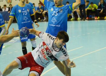 Pablo Herranz intenta el lanzamiento desde los seis metros en difícil posición./ AMADOR MARUGÁN