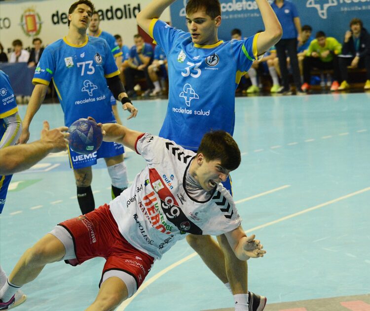 El Balonmano Nava se queda sin aire en el derbi (35-32) 1 Pablo Herranz intenta el lanzamiento desde los seis metros en difícil posición./ AMADOR MARUGÁN