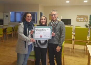 Momento del acto de entrega / Ayuntamiento de Torrecaballeros