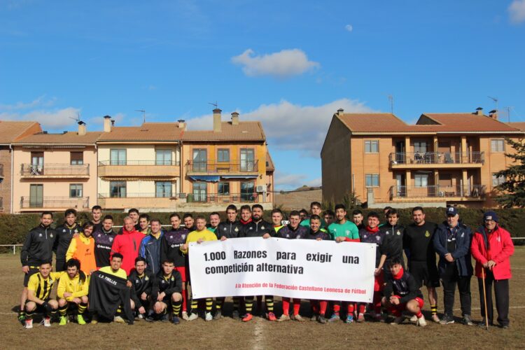 Las ligas de Segovia alternativas a la Federación de Fútbol cogen forma 1 La plantilla de la Gimnástica Ayllonesa posa con la pancarta antes de un encuentro. /GIM. AYLLONESA