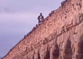 Varón en la parte alta del Acueducto de Segovia. / POLICÍA LOCAL DE SEGOVIA