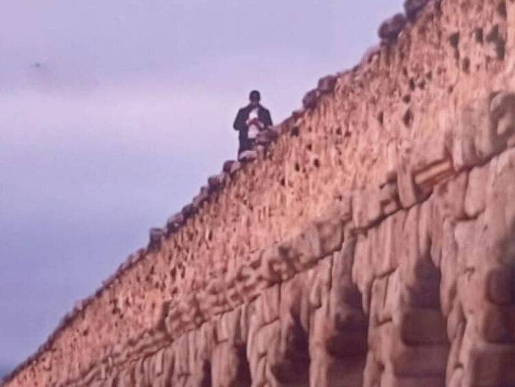 La moda de los 'selfies' llega a lo alto del Acueducto: una imprudencia con multa de hasta 3.000 euros 1 Varón en la parte alta del Acueducto de Segovia. / POLICÍA LOCAL DE SEGOVIA
