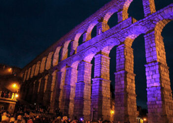 Iluminación del Acueducto de Segovia. / NEREA LLORENTE