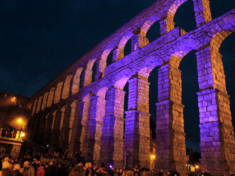 Conseguir una ciudad habitada y viva, objetivo del Plan de Actuación Integral 1 Iluminación del Acueducto de Segovia. / NEREA LLORENTE