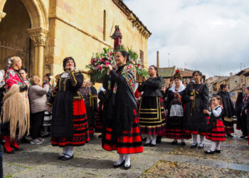 Aguederas frente a la iglesia de San Lorenzo.