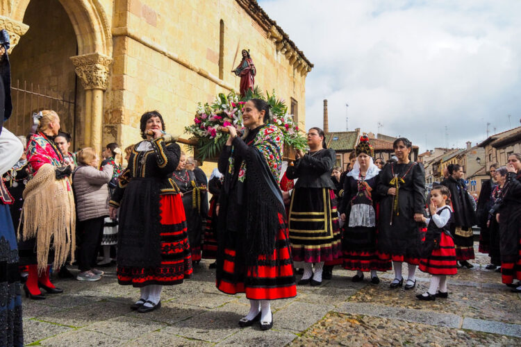 La festividad de Santa Águeda se celebra en San Lorenzo a pesar de la lluvia 1 Aguederas frente a la iglesia de San Lorenzo.