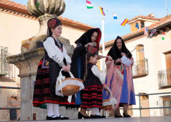 Las dos alcaldesinas tras el nombramiento con las dos alcaldesas de 2025.