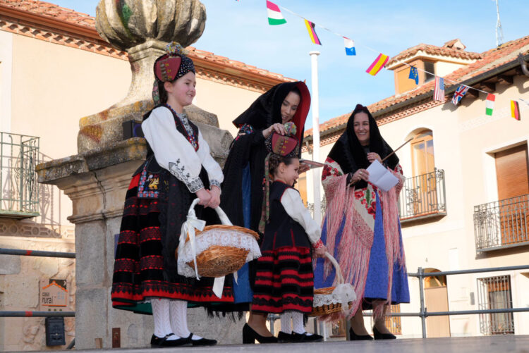 La tradición continúa viva con las alcaldesinas 1 Las dos alcaldesinas tras el nombramiento con las dos alcaldesas de 2025.