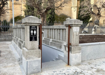 Entrada a los aseos de la plaza Mayor de Segovia. / EL ADELANTADO