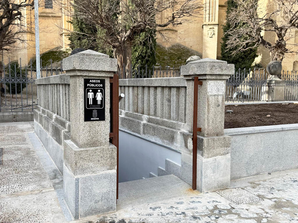 Entrada a los aseos de la plaza Mayor de Segovia. / EL ADELANTADO