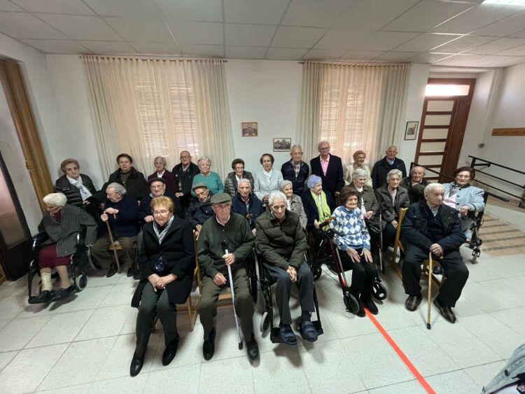 Homenaje a los mayores de la localidad / LOURDES MATARRANZ