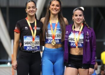 Victoria Briso posa en el podio como subcampeona de la cita./CAS-C.SEGOVIA