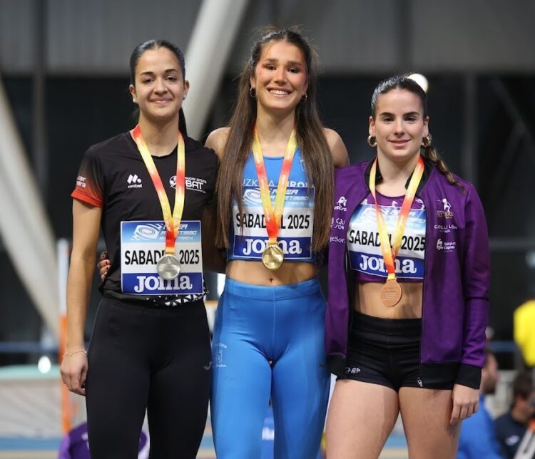 Victoria Briso posa en el podio como subcampeona de la cita./CAS-C.SEGOVIA