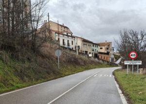 Acceso a Castroserna de Abajo desde la carretera que llega desde Castroserna de Arriba.