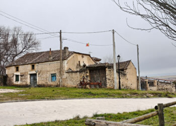 Casa con esgrafiado en la fachada, en Castroserna de Arriba.