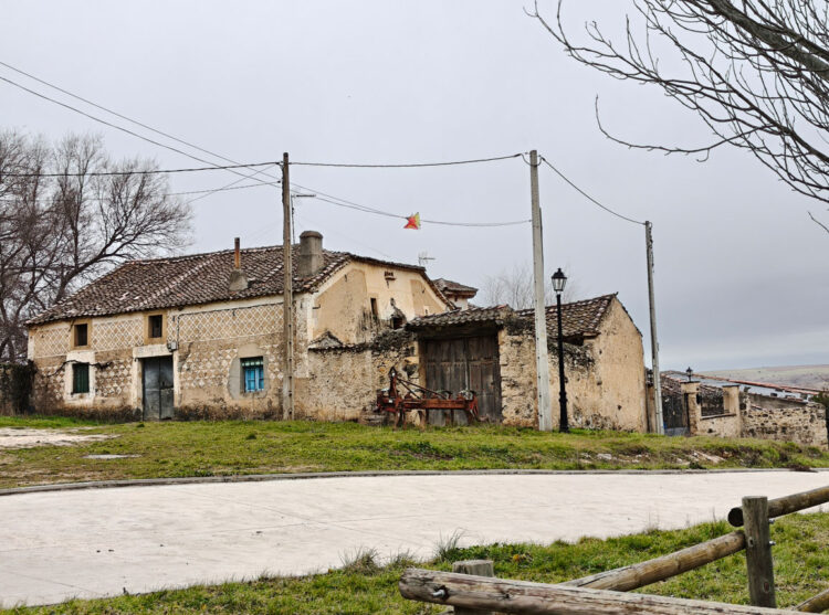 Casa con esgrafiado en la fachada, en Castroserna de Arriba.