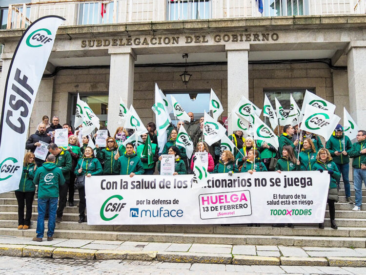 Concentración de funcionarios, convocada por CSIF en la Subdelegación del Gobierno de Segovia. / HÉCTOR CRIADO