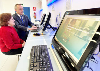 El viceconsejero de Transformación Digital, Luis Enrique Ortega, visita el centro CYL Digital de Segovia. / EL ADELANTADO