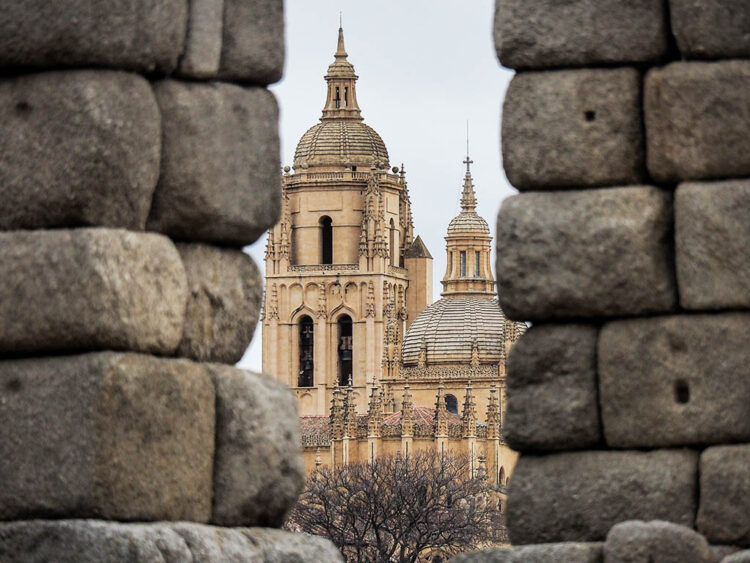 Nueva documentación sobre el Acueducto: una galería subterránea en el entorno de la Plaza Mayor y la Catedral 1 Catedral de Segovia desde los arcos del Acueducto. / HÉCTOR CRIADO