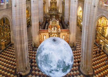 Exposición 'Museum of the Moon', del artista Luke Jerram, en la Catedral de Segovia. / NACHO VALVERDE - ICAL