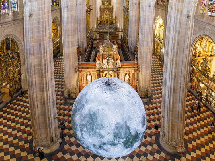 Exposición 'Museum of the Moon', del artista Luke Jerram, en la Catedral de Segovia. / NACHO VALVERDE - ICAL