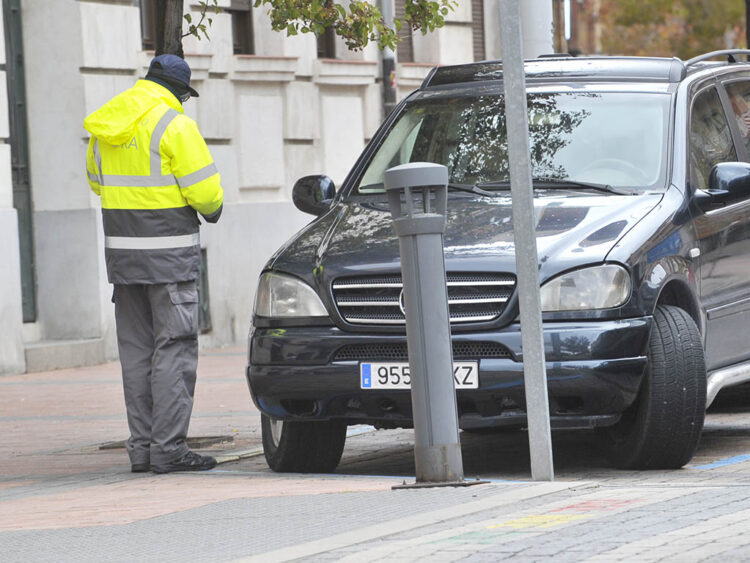 Control de la zona ORA, en Segovia. / KAMARERO
