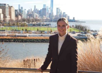 Miriam Otto, en una fotografía tomada desde el Westside Highway a la altura de Meatpacking, con Downtown de fondo. / M.O.