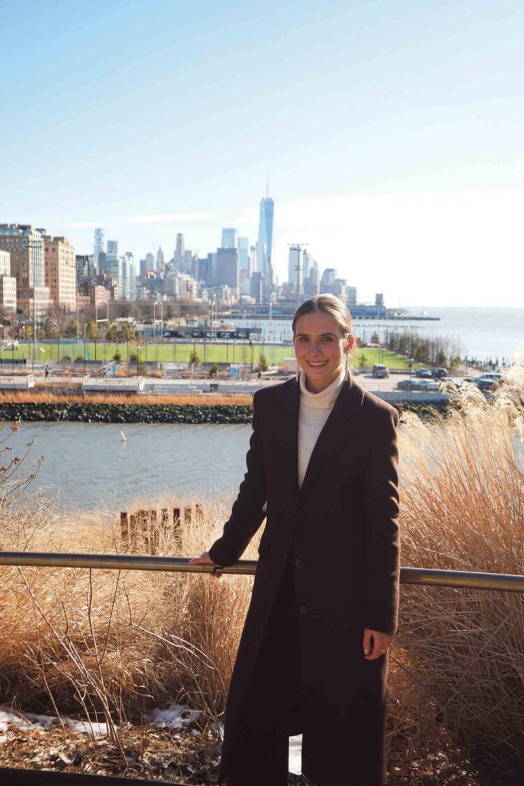 Miriam Otto, la arquitecta formada en Segovia que cumple su sueño en Nueva York 1 Miriam Otto, en una fotografía tomada desde el Westside Highway a la altura de Meatpacking, con Downtown de fondo. / M.O.