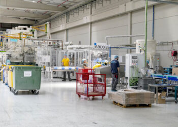 Interior de una fabrica de producción / Kamarero