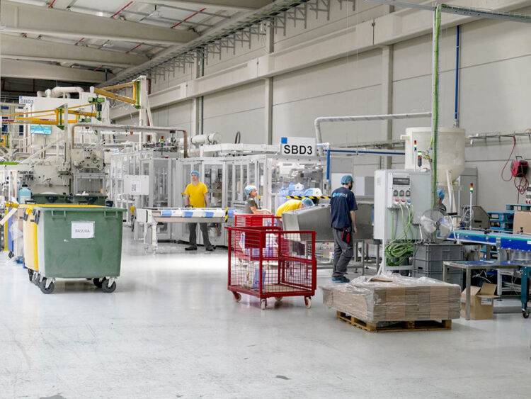 Segovia registra un aumento de exportaciones durante 2024 superando los 820 millones 1 Interior de una fabrica de producción / Kamarero