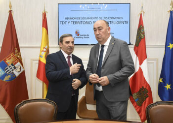El consejero de Movilidad y Transformación Digital, José Luis Sanz Merino, y el presidente de la Diputación de Segovia, Miguel Ángel de Vicente, analizan el seguimiento del convenio en materia de Territorio Rural Inteligente y mejora de la TDT. / NACHO VALVEDE - ICAL