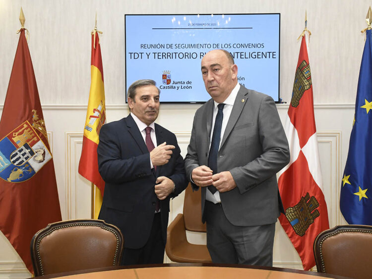 La Junta y la Diputación impulsan actuaciones para la recepción de la TDT en Caballar, Sanchonuño y Navafría 1 El consejero de Movilidad y Transformación Digital, José Luis Sanz Merino, y el presidente de la Diputación de Segovia, Miguel Ángel de Vicente, analizan el seguimiento del convenio en materia de Territorio Rural Inteligente y mejora de la TDT. / NACHO VALVEDE - ICAL