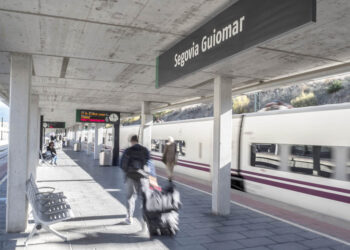Tránsito de viajeros y trenes en la estación de AVE Segovia-Guiomar. / KAMARERO