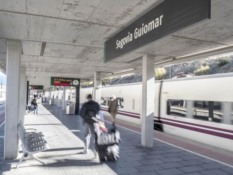 El presidente de Renfe suspende la reunión agendada con el alcalde de Segovia 1 Tránsito de viajeros y trenes en la estación de AVE Segovia-Guiomar. / KAMARERO
