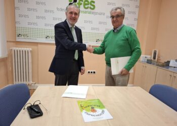 Andrés Ortega y Adolfo Santamaría en la firma del acuerdo / FES