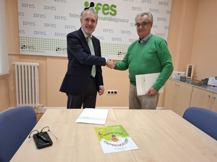 Andrés Ortega y Adolfo Santamaría en la firma del acuerdo / FES