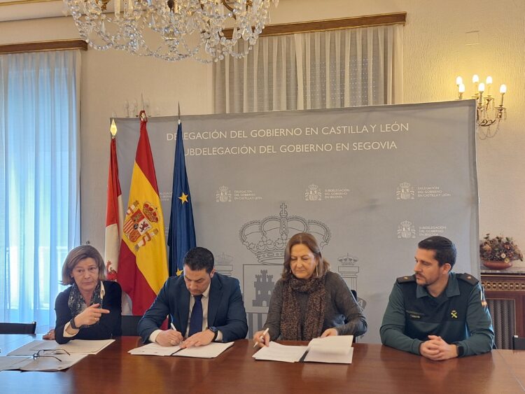 El Espinar renueva la adhesión al protocolo para proteger a las víctimas de violencia de género 1 Instantes de la firma / SUBDELEGACIÓN DEL GOBIERNO EN SEGOVIA