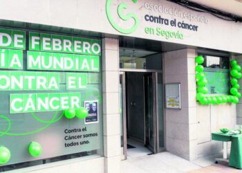 Fachada de la sede provincial de la AECC decorada con motivo del Día Mundial Contra el Cáncer / KAMARERO