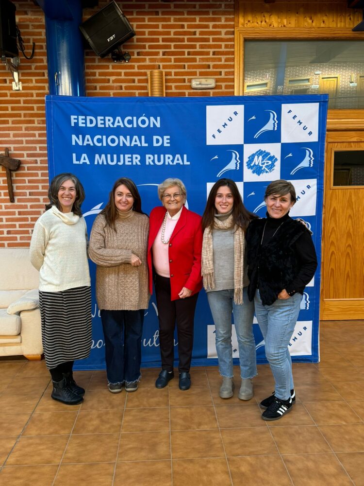 Femur colaborará con la ONG Cesal para ayudar a migrantes vulnerables 1 Representantes de las participantes en la reunión/ FEMUR