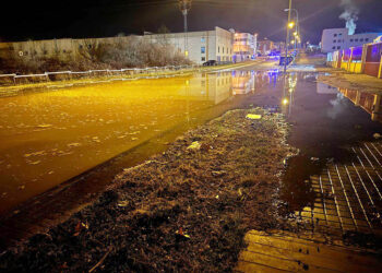 Fuga de agua en el polígono de Hontoria. / POLICÍA LOCAL DE SEGOVIA