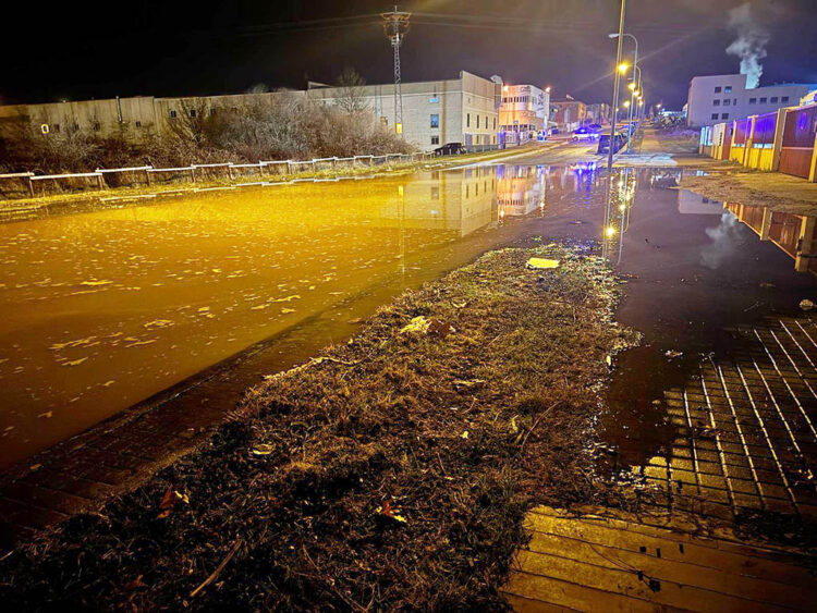 Fuga de agua en el polígono de Hontoria. / POLICÍA LOCAL DE SEGOVIA