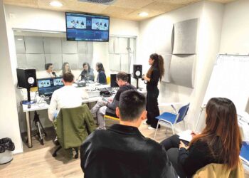 Sesión práctica de la asignatura en los estudios de radio. / Vicerrectorado del Campus María Zambrano