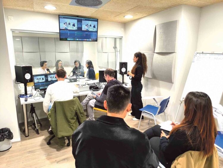 Sesión práctica de la asignatura en los estudios de radio. / Vicerrectorado del Campus María Zambrano