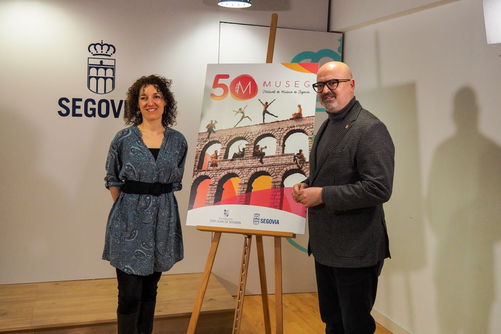 Noelia Gómez y Juan Carlos Monroy en el momento de la presentación / Héctor Criado 