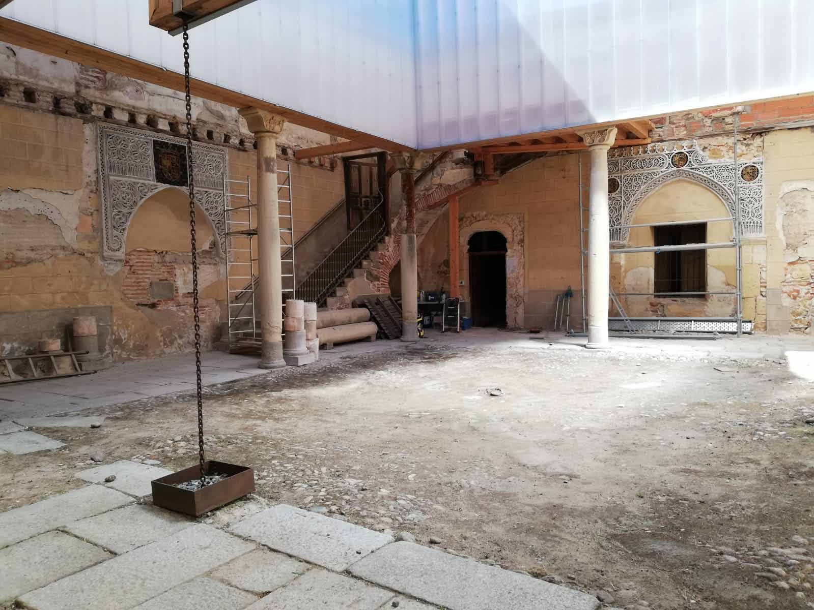 Interior del palacio de Enrique IV en el que se conservan magníficas yeserías.